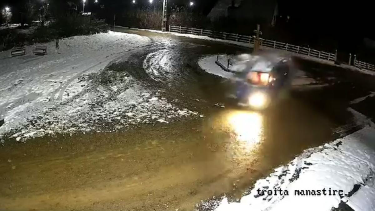 adolescent 17 ani furt masina mamei izbit troita comuna suceava