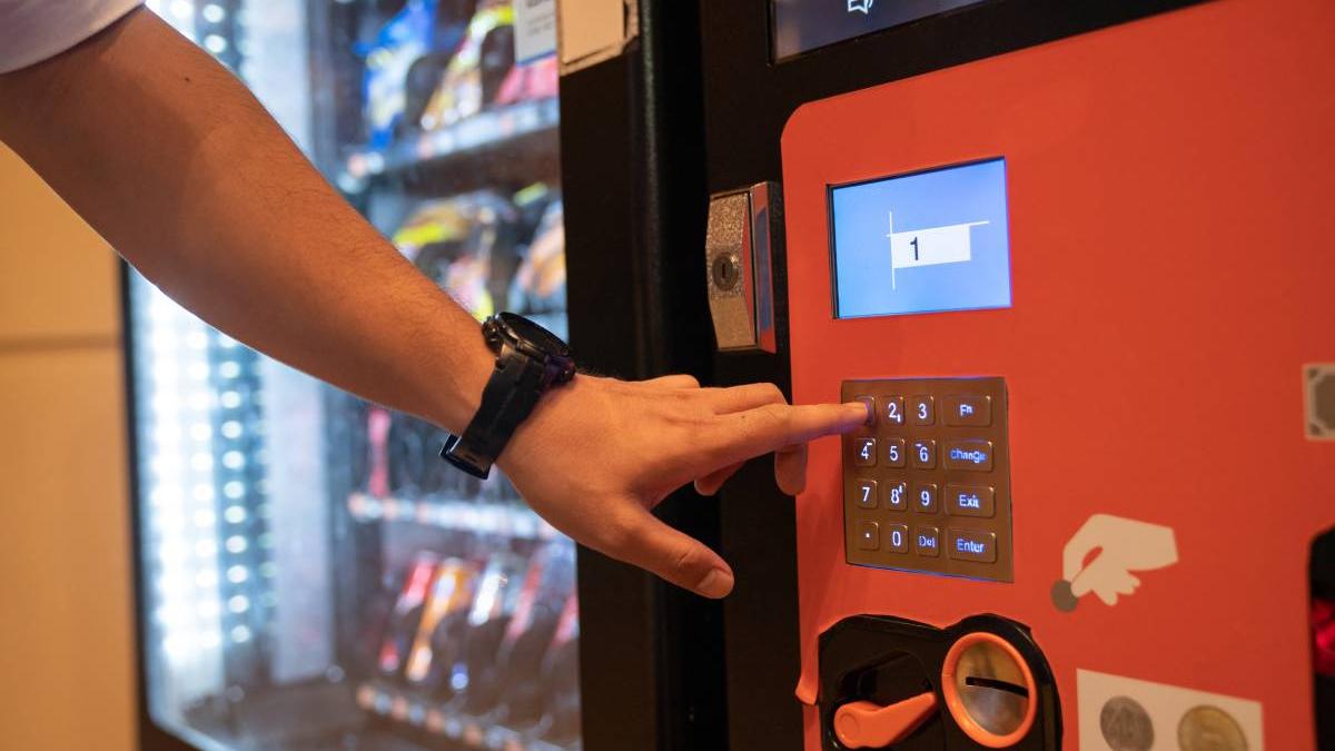 roman cumparat produse 10 000 euro bani scosi din uz italia