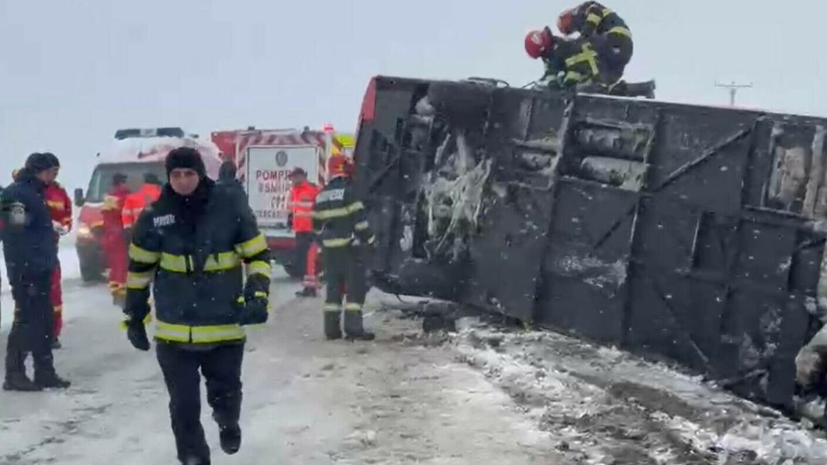 15 oameni raniti autocar rasturnat vaslui