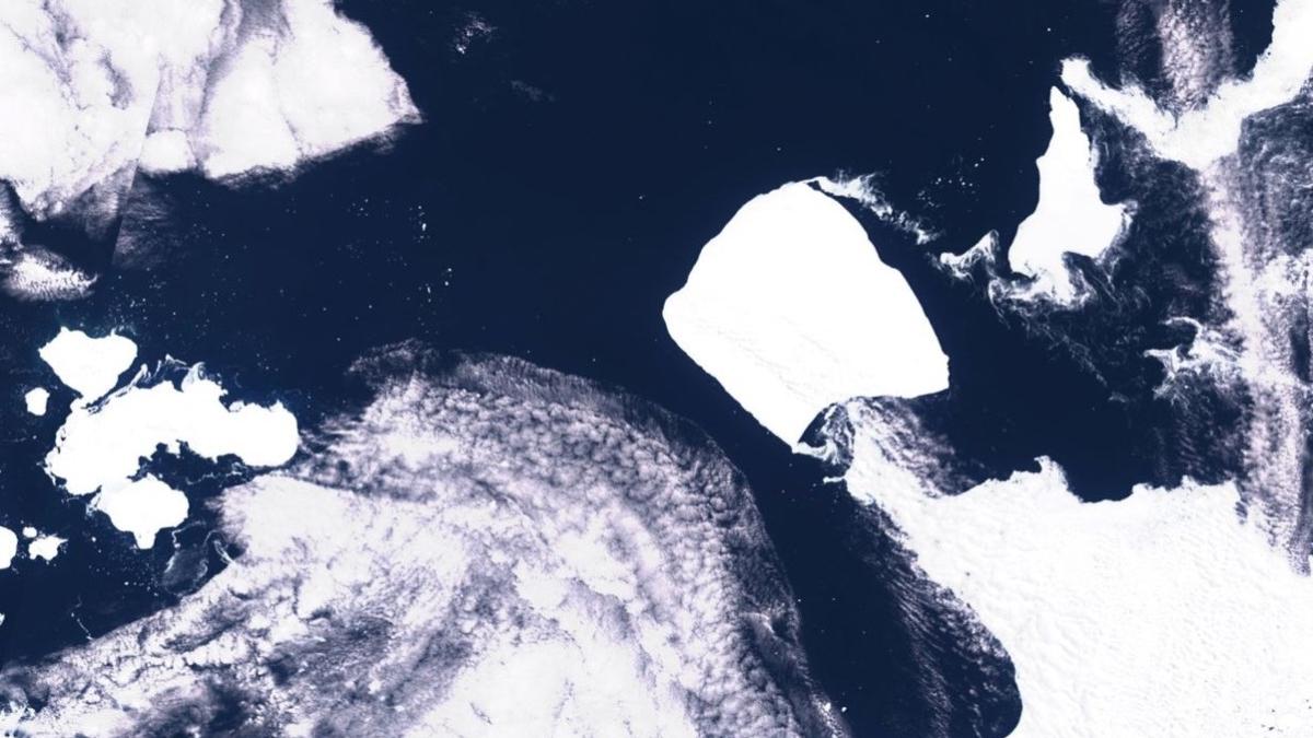 cel mai mare aisberg lume pluteste deriva dincolo ape antarctica