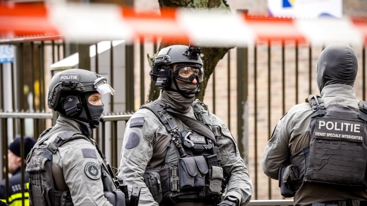 zeci scoli belgia inchise alerta bomba