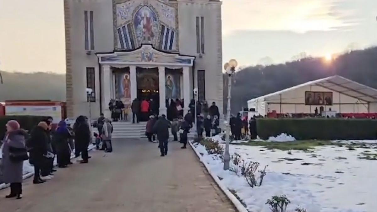 sfantul apostol ne primeste pe toti mii credinciosi slujba ips teodosie pestera sfantul andrei