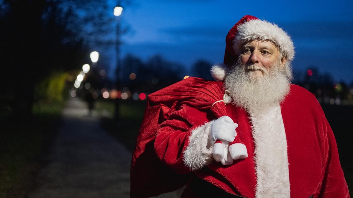 poveste roman cerseste imbracat mos craciun paris