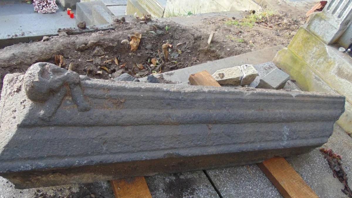 piatra funerara craniu doua oase cimitir aiud alba