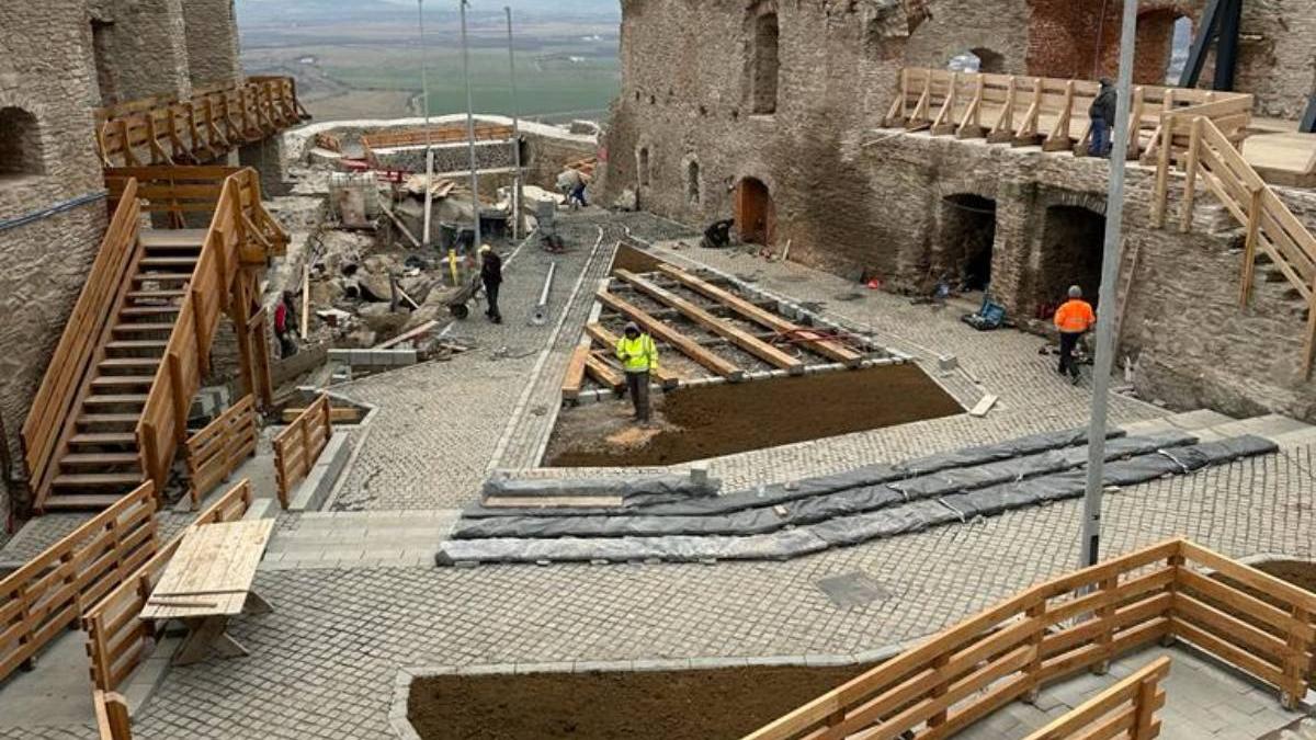 Un nou scandal de tip Bojdeuca lui Creangă. Borduri și pavaj modern în cetatea mediavală Deva