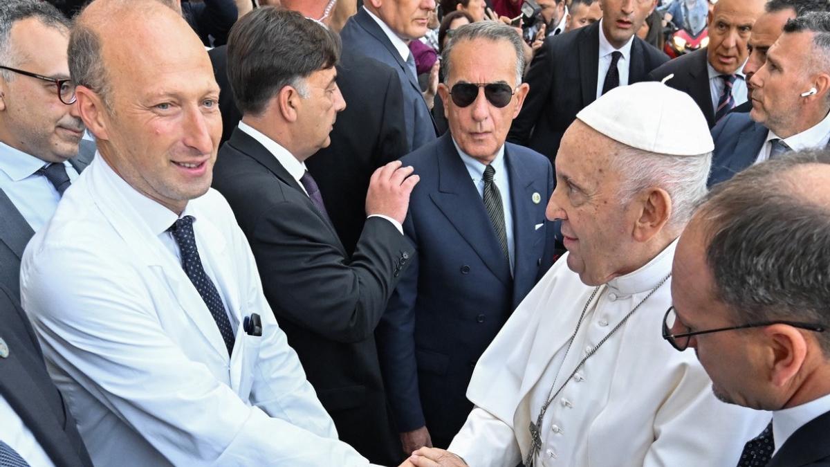 chirurg operat papa francisc urmarit penal fals inscrisuri