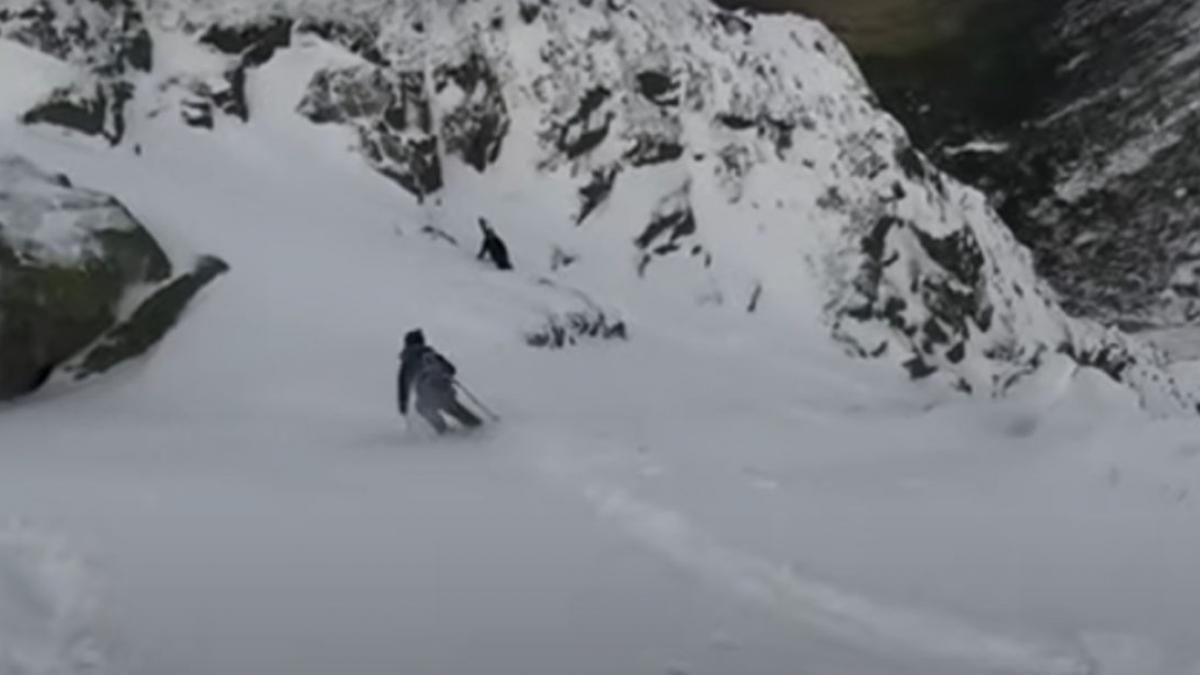 schior avalansa munte ingropat zapada camera casca