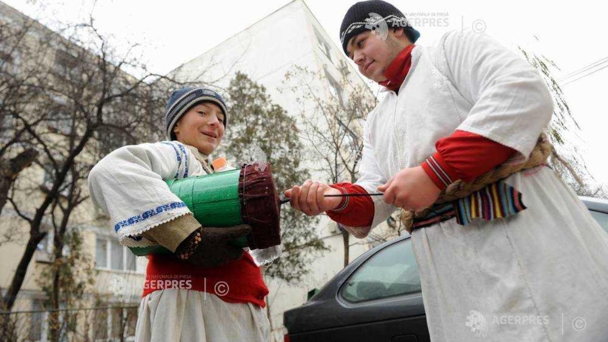 cel mai lung plugusor 200 versuri hartie 12 metri