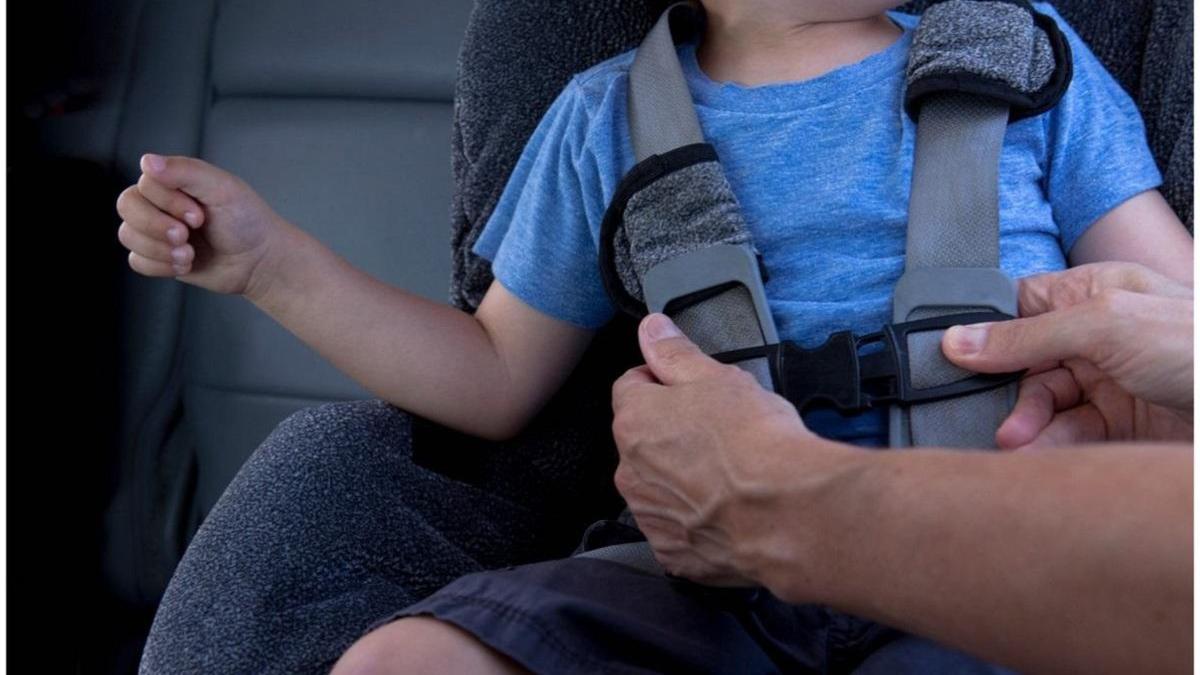 neamt pomierii salveaza copil blocat masina