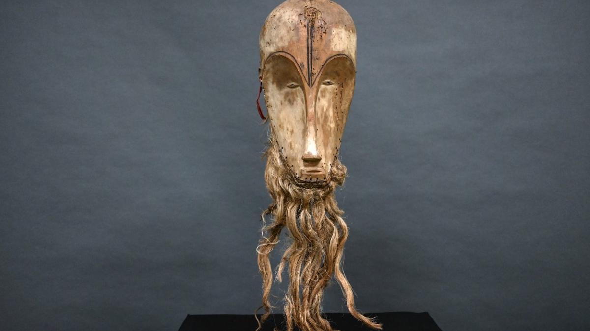 doi soti vandut 150 euro masca africana veche valora 4 milioane euro