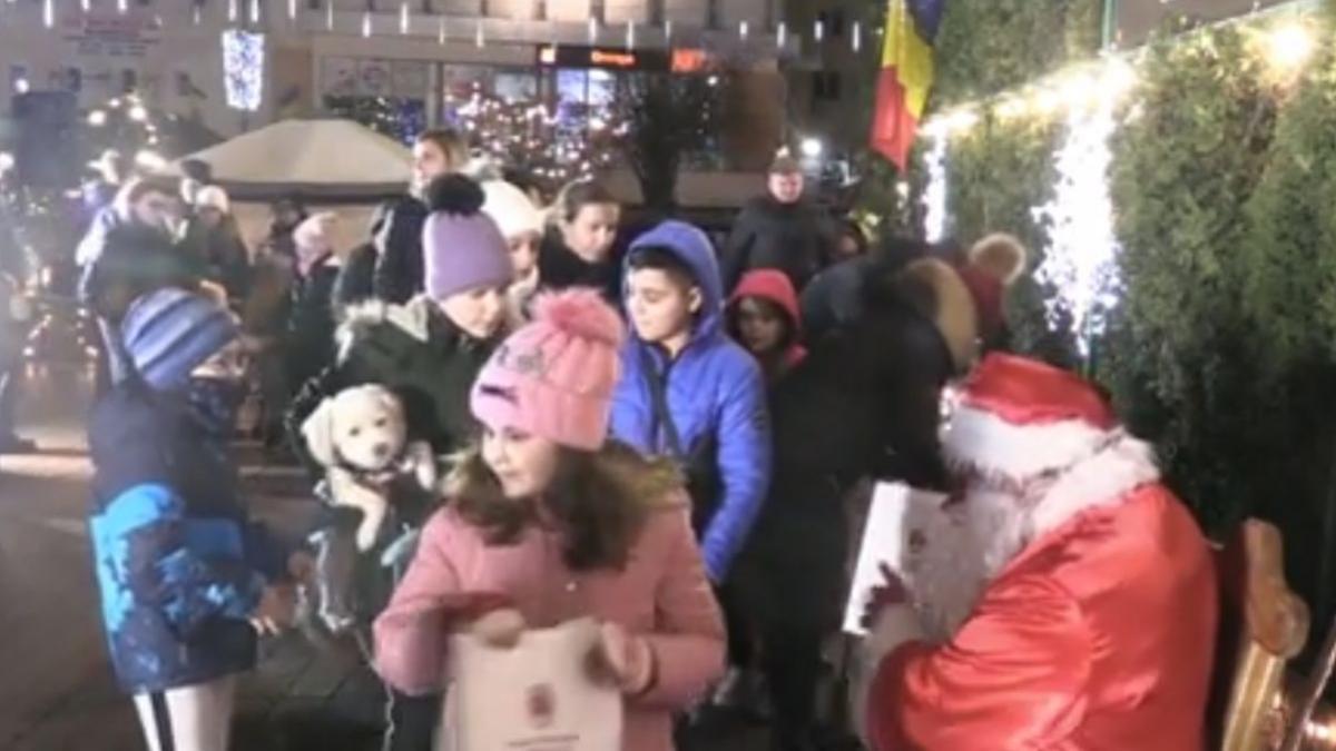 mos craciun s a facut de rans cadouri dezamagit copii vaslui autobuz