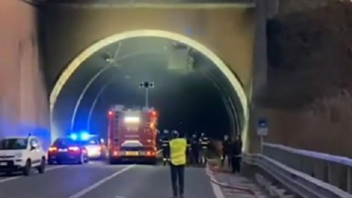patru oameni ars vii ambulanta ciocnit autobuz copii tunel italia