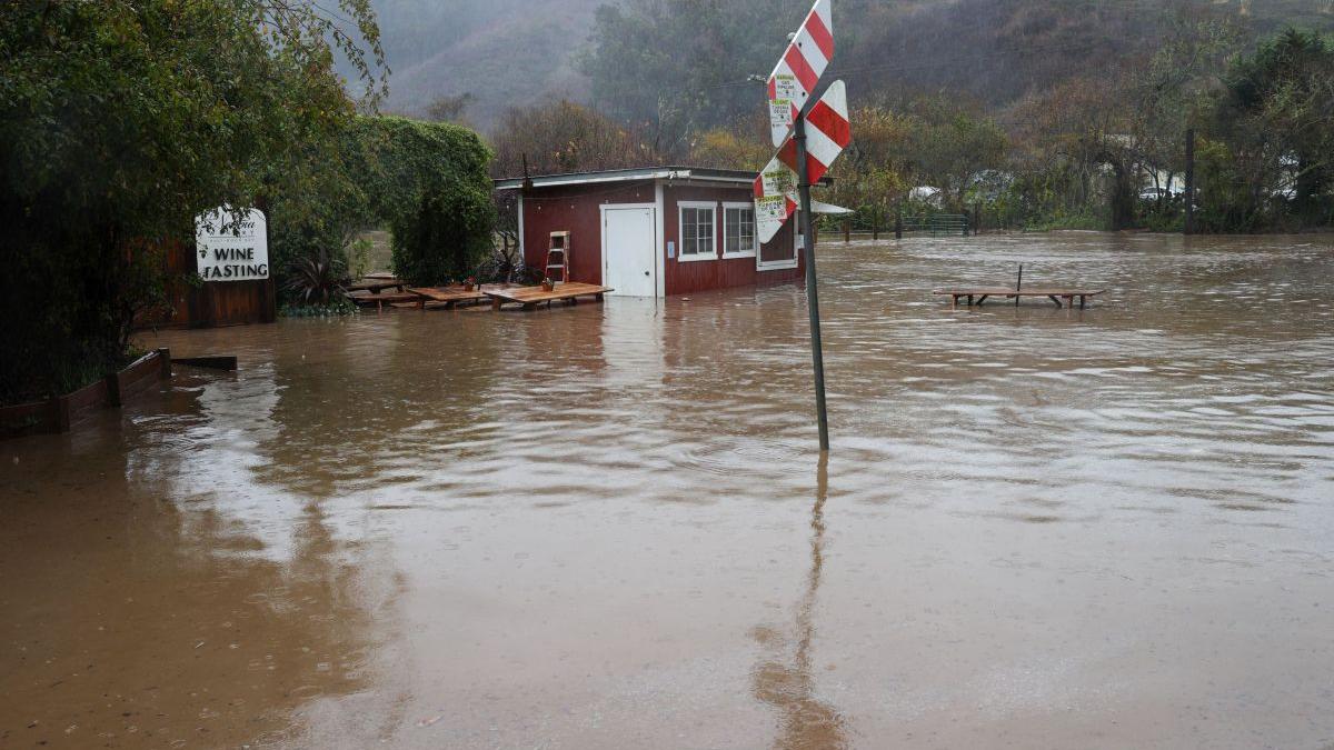 inundatii california furtuni valuri