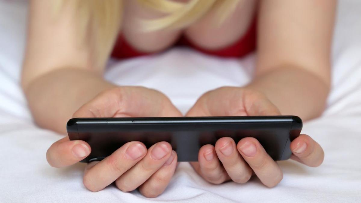 tineri romani nu mai merg facultate influenceri modele videochat bani usor