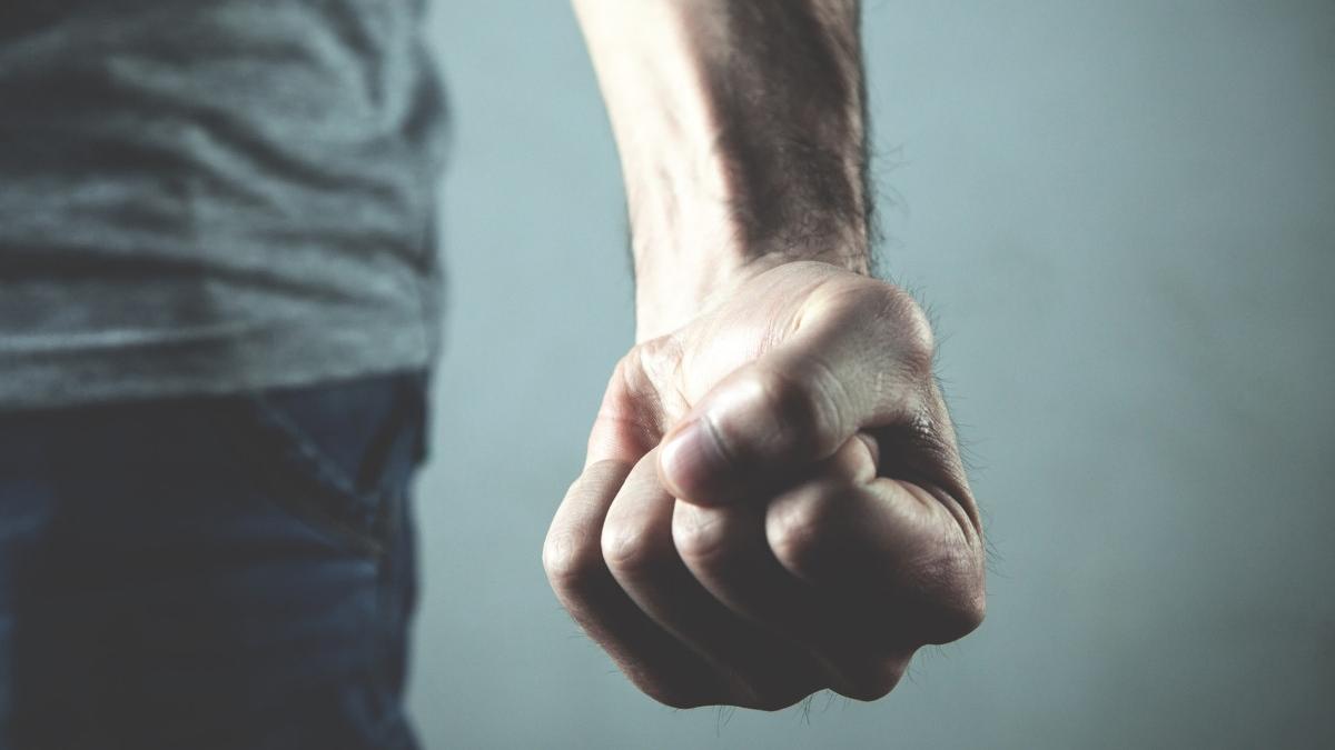 tanar alba retinut distrus maini picioare 21 masini parcate