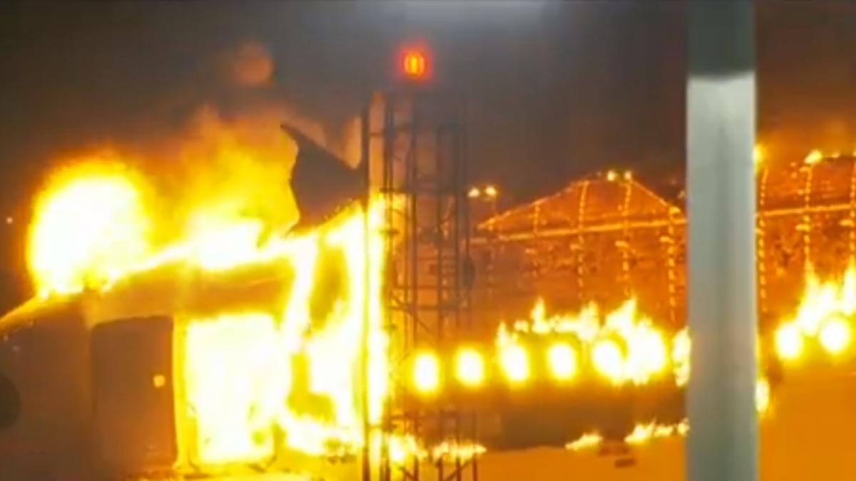 avion sute pasageri aterizat flacari aeroport tokyo ciocnit aeronava paza coasta