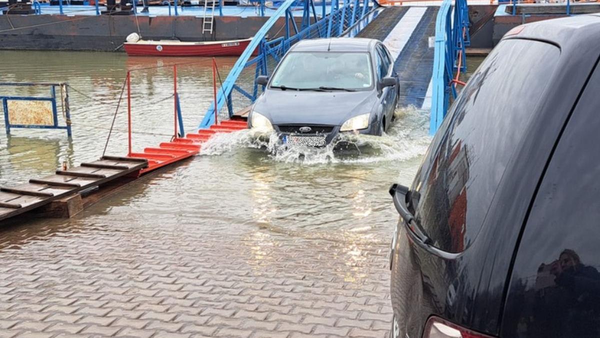 dunarea umflat galati masini apa bac debit