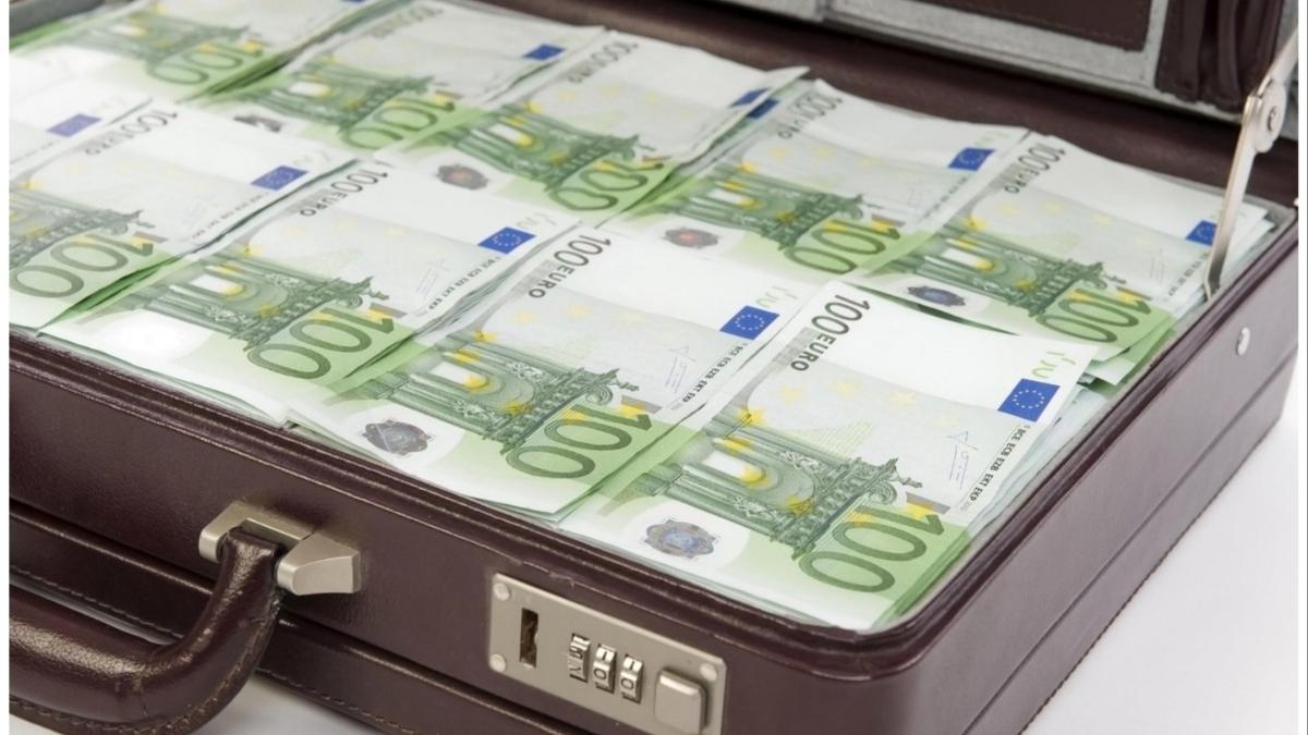 taximetrist harghita gasit bancheta geanta plina bani