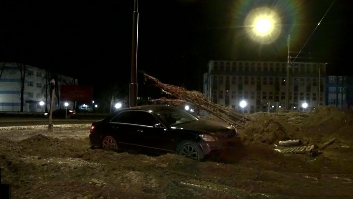 sofer zburat masina mijloc sens giratoriu caras severin