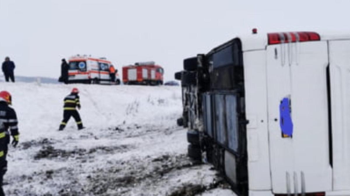 microbuz rasturnat 17 pasageri galati