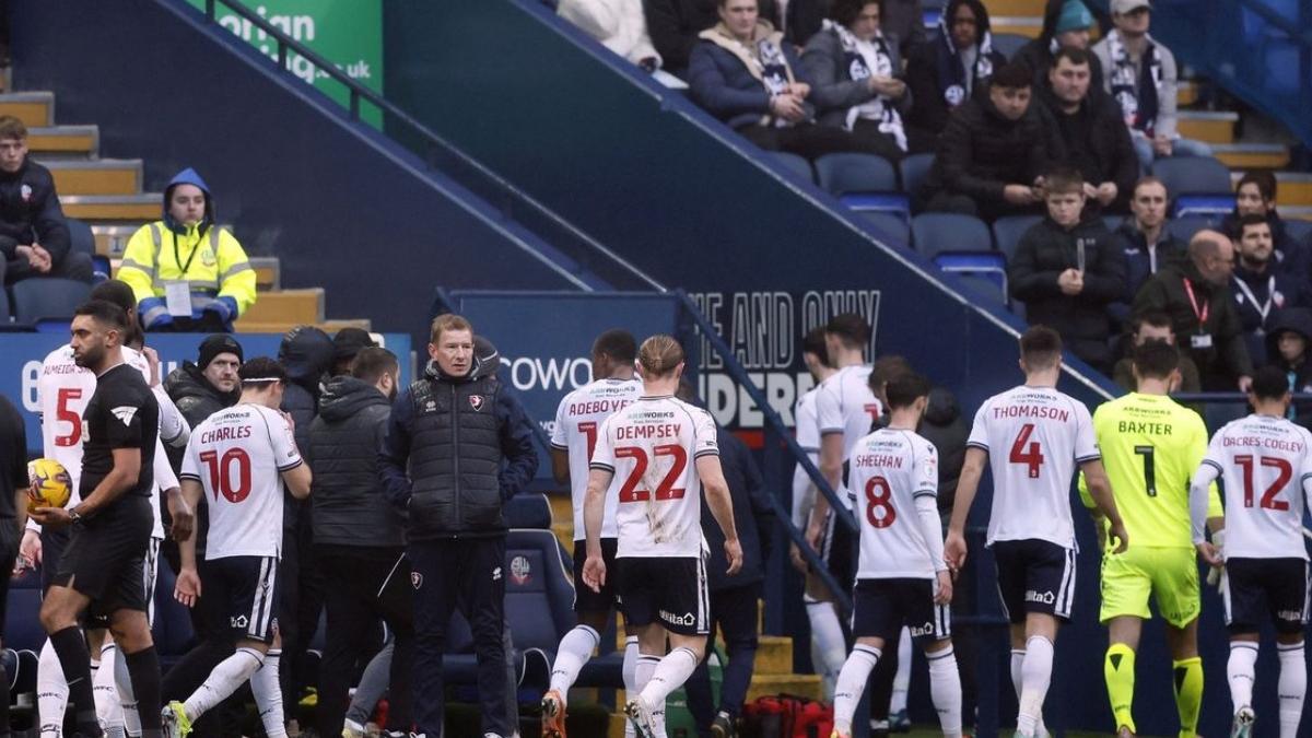 meci fotbal anglia suspendat urgenta medicala tribune suporter stare de rau