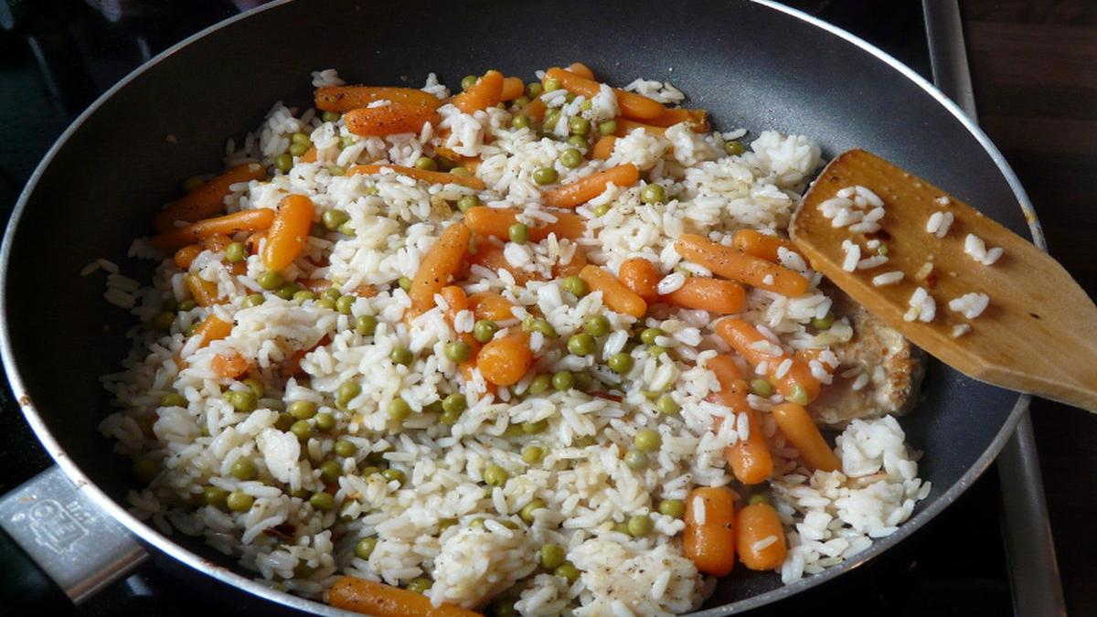 femeie mancare copii tigaie taratoare