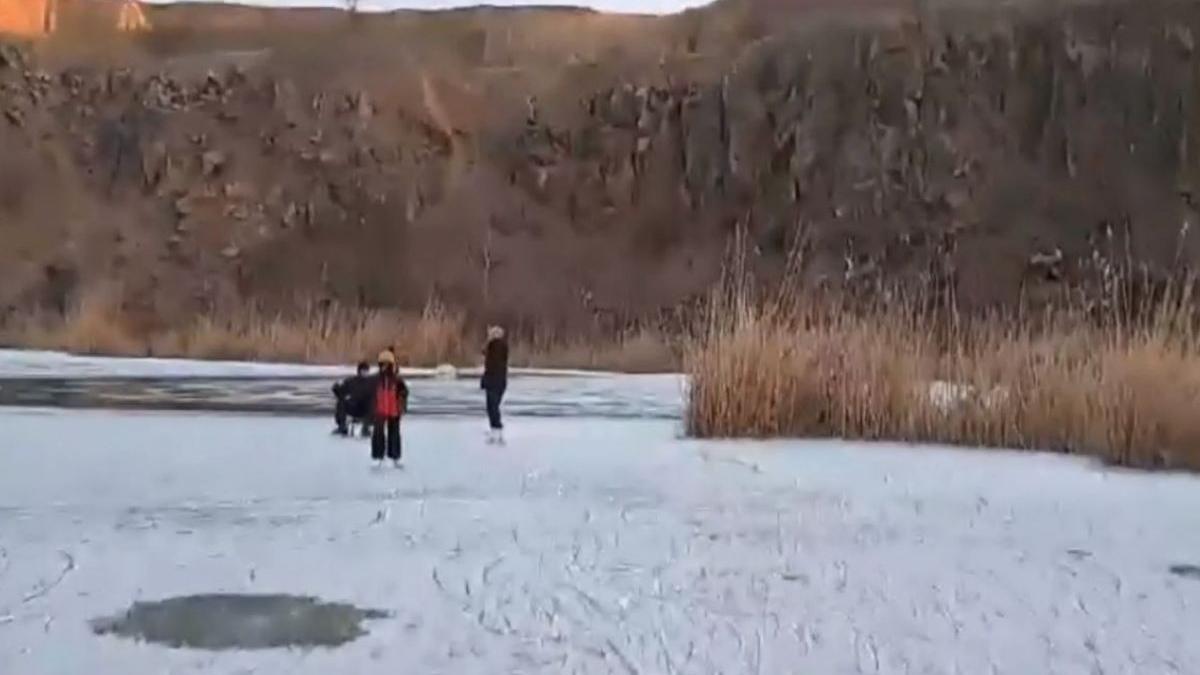 lacul zebil tulcea transformat patinoar vreme rece