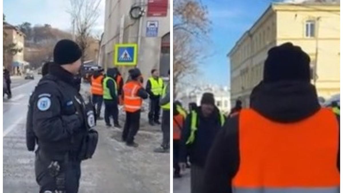 Peste 100 de șoferi de TIR ucraineni protestează în fața primăriei din orașul Siret 