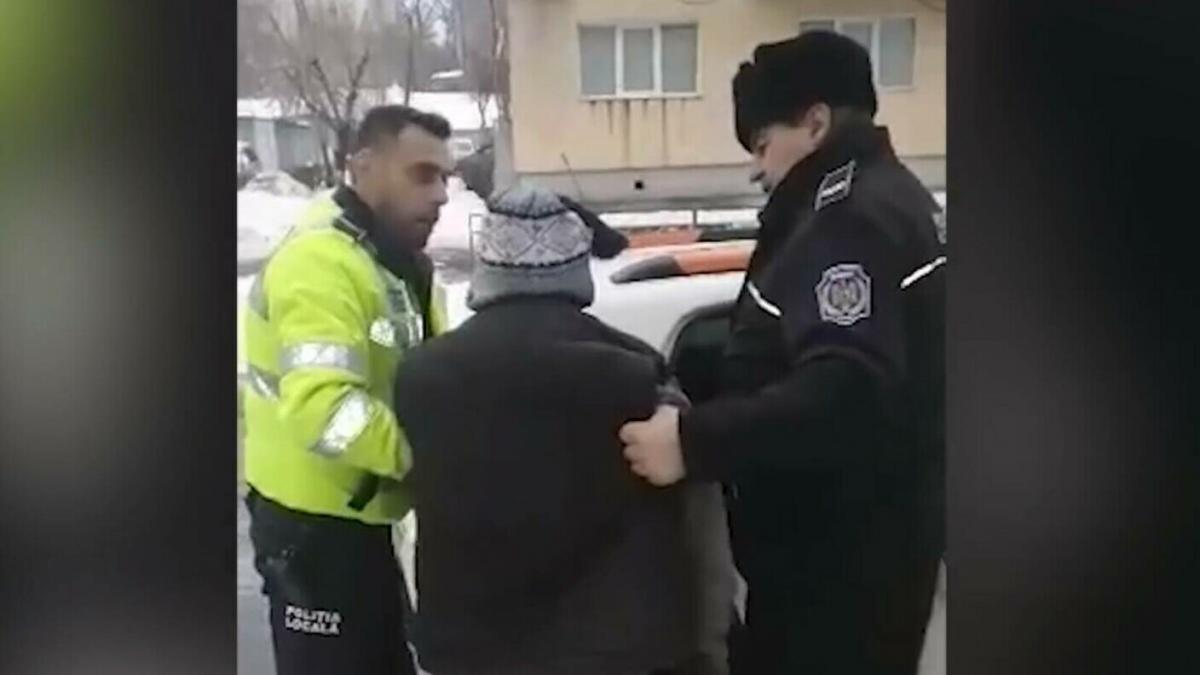 barbat amendat si luat cu forta de politisti pentru ca a curatat zapada de pe trotuar