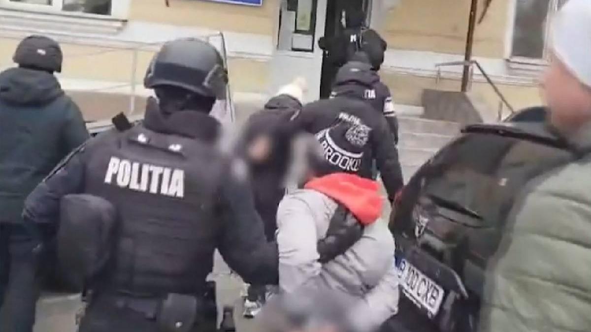 patru suspecti saltati mascati pistol furat ofiter sri voluntari arma bulgaria