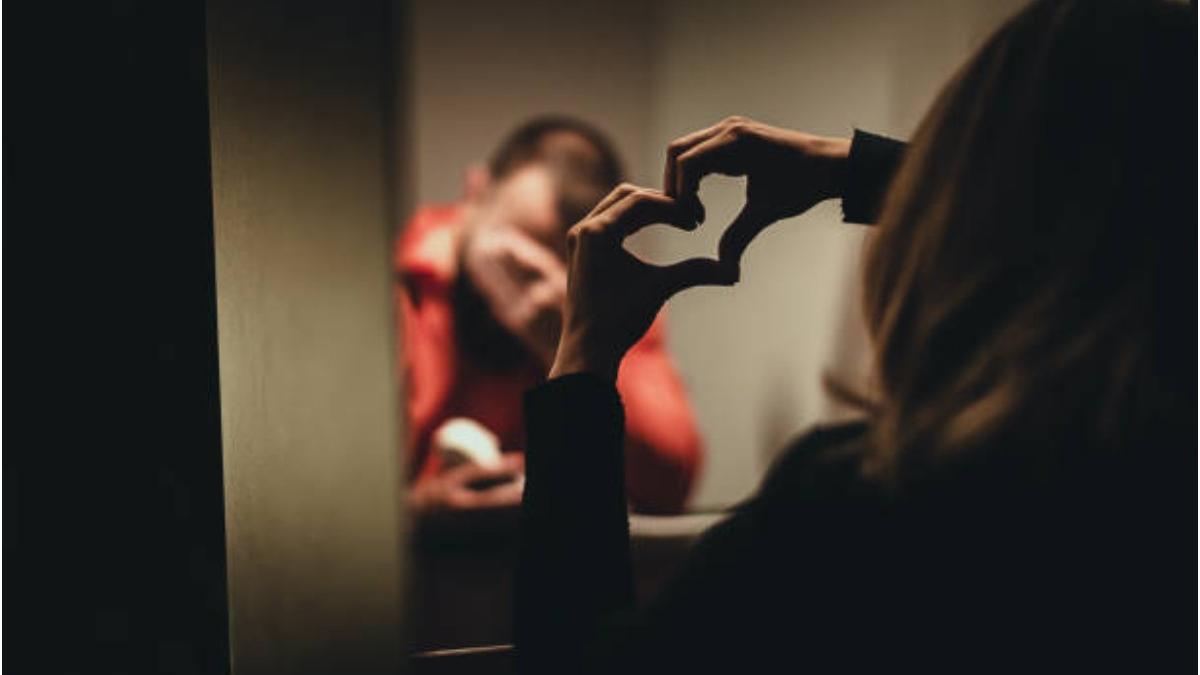 relatie amoroasa intre un detinut si asistenta medicala