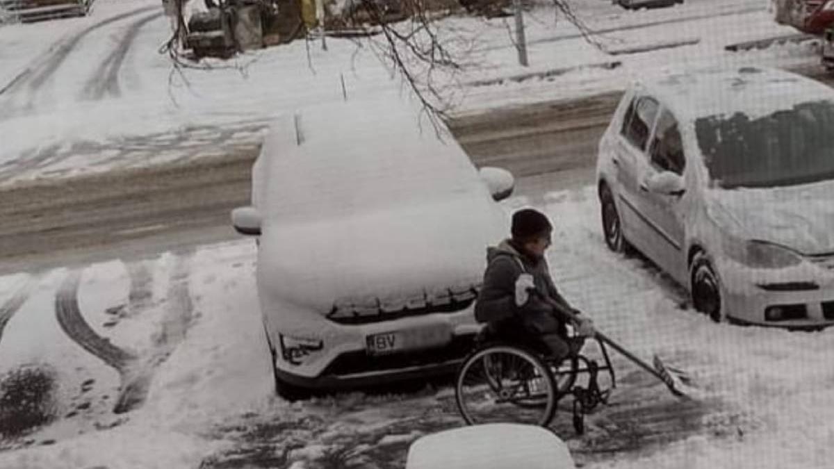 barbat imobilizat scaun cu rotile dat zapada trotuar
