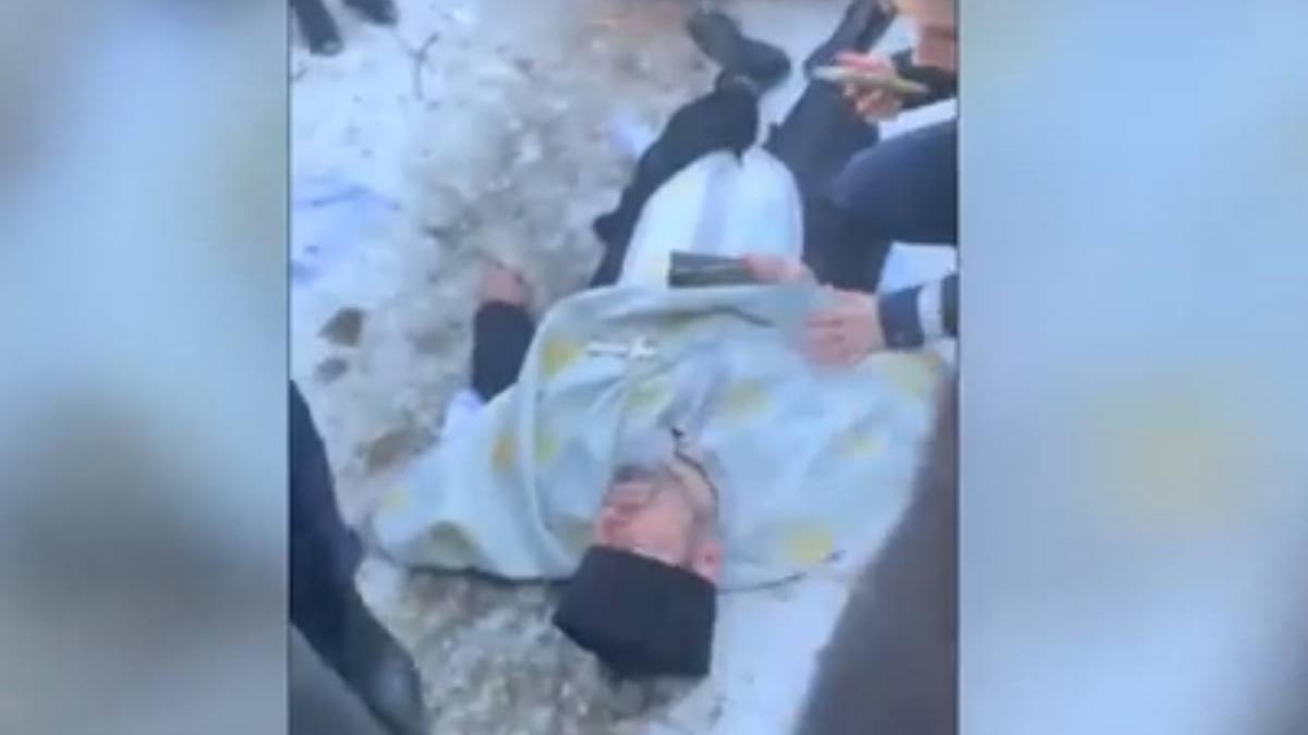 "Vrea forțat mortul oamenilor": Momentul în care preotul din Suceava s-a pus pe jos în cimitir, în fața dricului, pentru a opri o înmormântare
