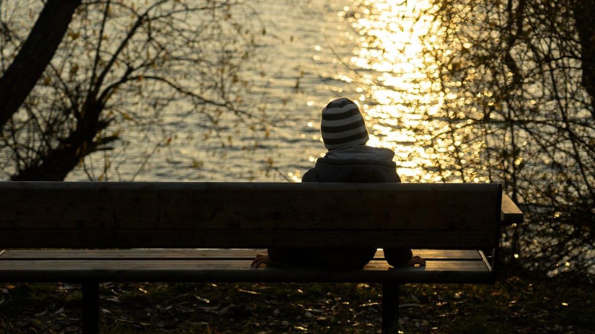 baiat abandonat mama trait singur cimitir doi ani scoala