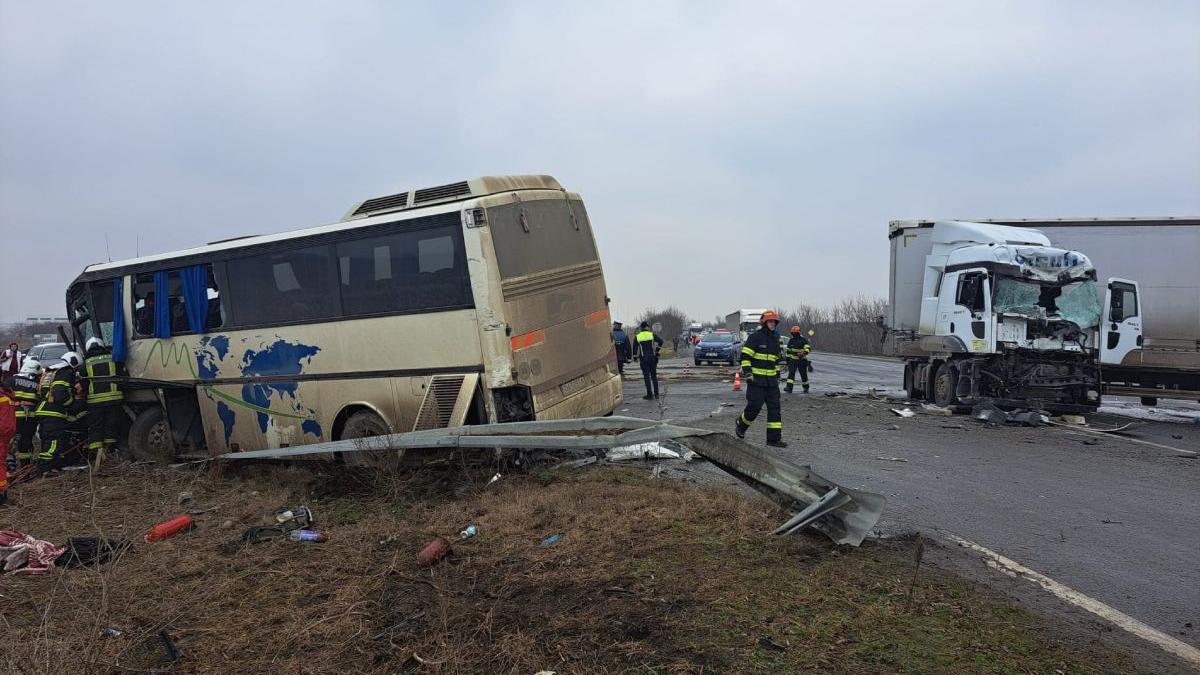 accident autobuz camion sanandrei timis planul rosu de interventie activat accident autobuz camion sanandrei timis planul rosu de interventie activat