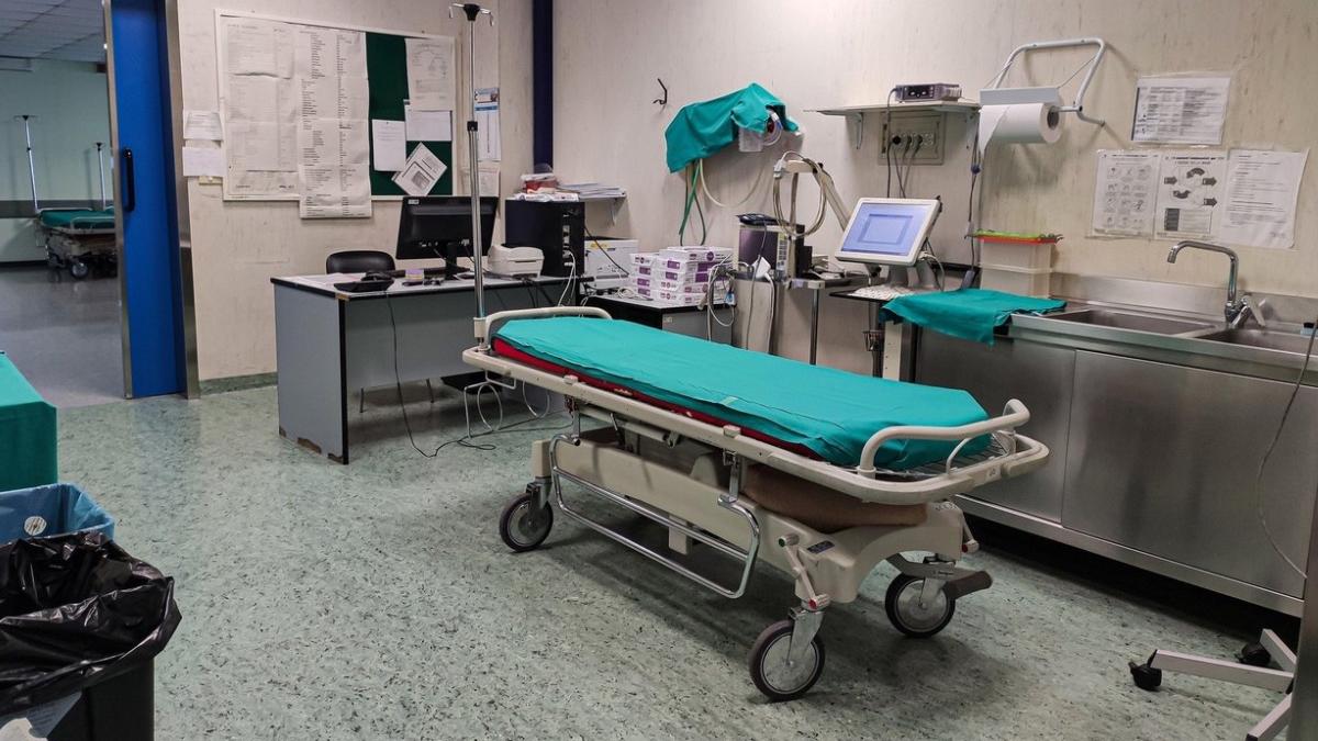 barbat suceava camera de garda ridicat par abdomen televizor