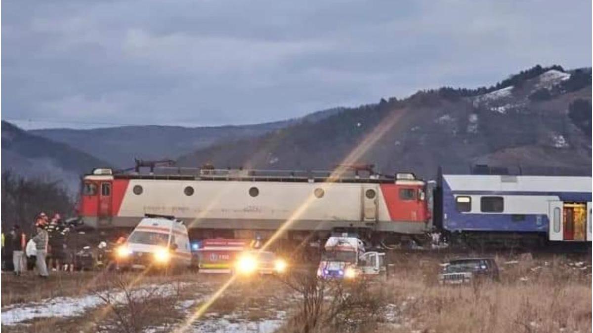 accident tren loveste o masina bacau