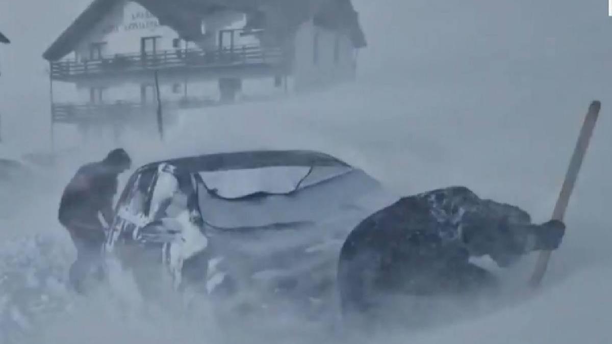 viscol ravagii munte turisti masini acoperite zapada instalatii cablu oprite