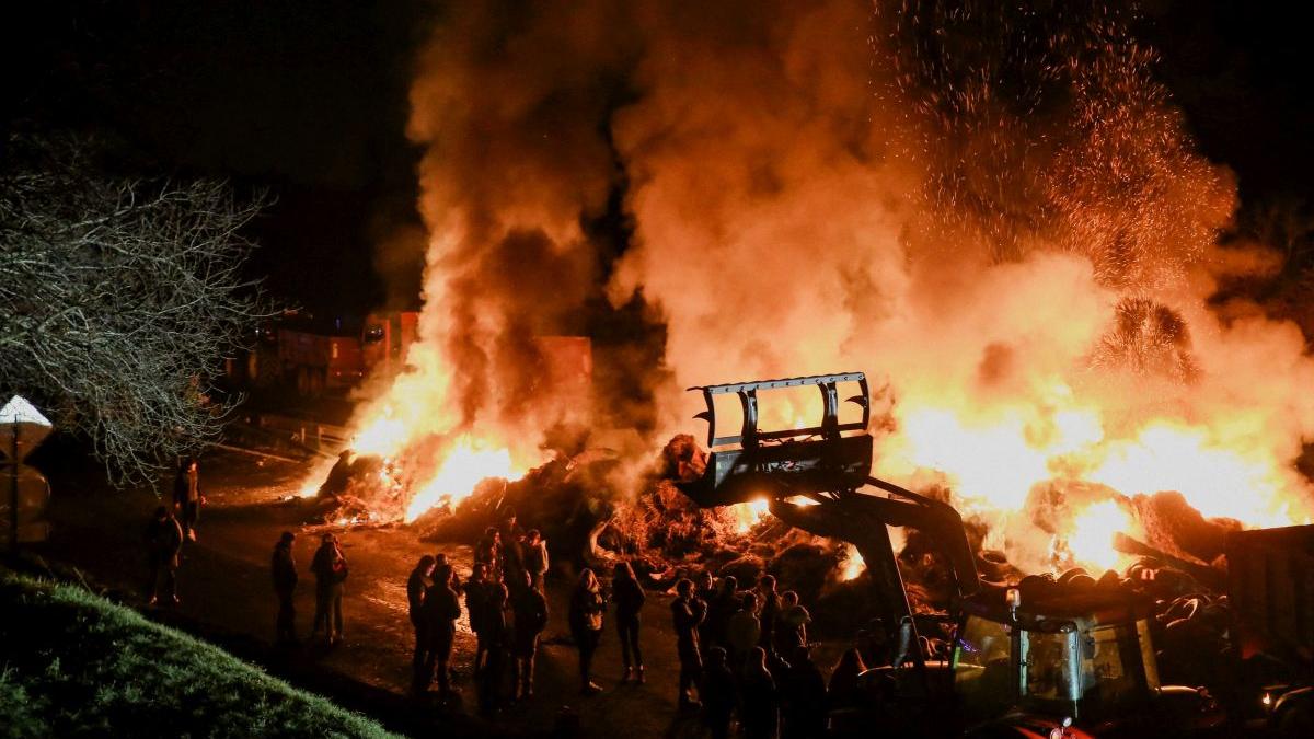 asediu fermieri blocheaza paris franta cere modificare urgenta legislatie ue