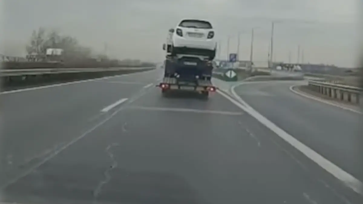 roman ungaria transport masina remorca platforma imagini virale