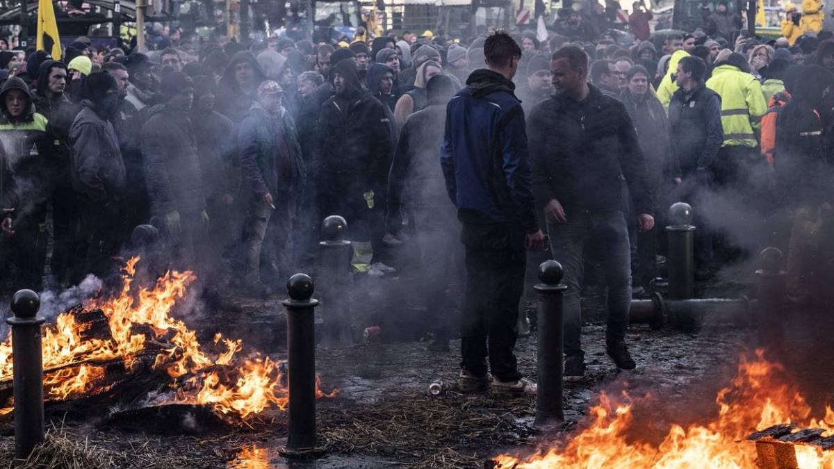 bruxelles asediu protestatari foc parlamentul european forte ordine tunuri apa