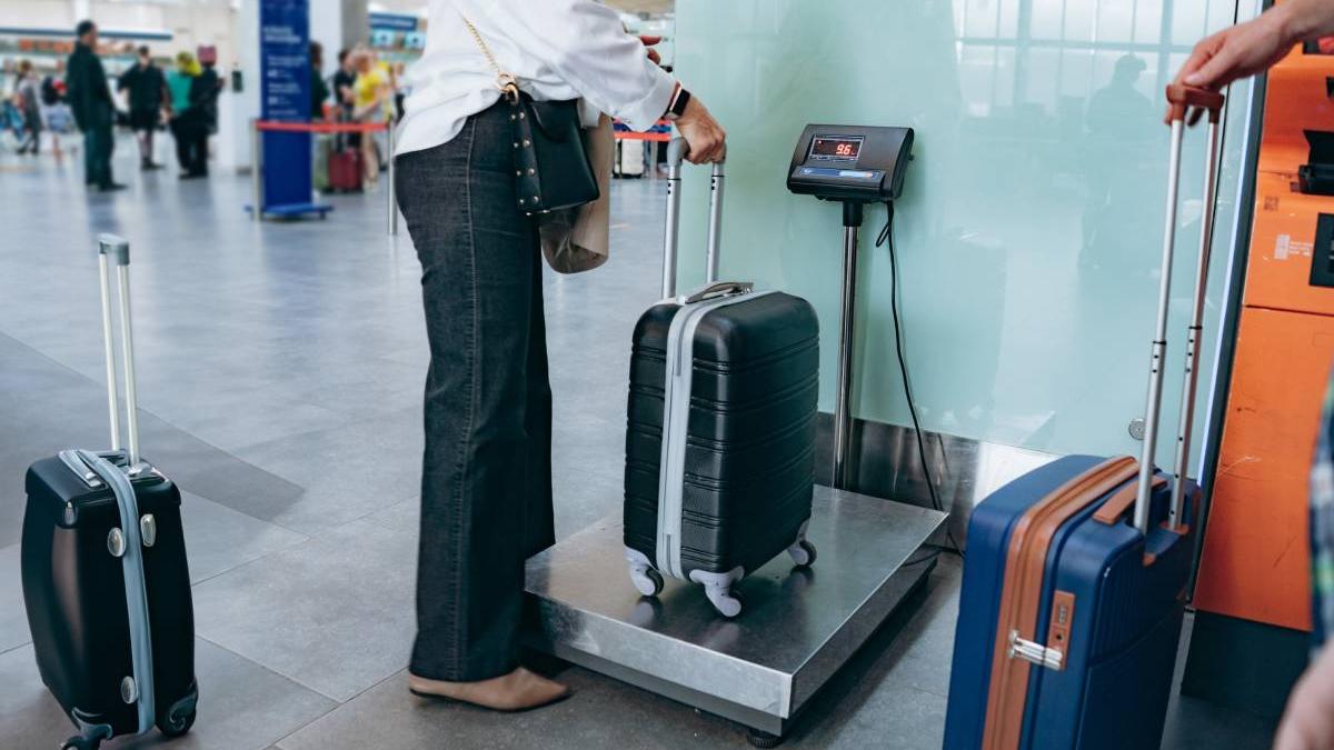 companie aeriana cantarit pasageri avion decizie