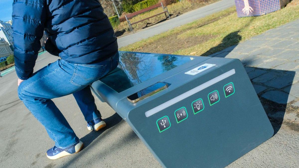 orasul romania banci inteligente panouri fotovoltaice internet usb