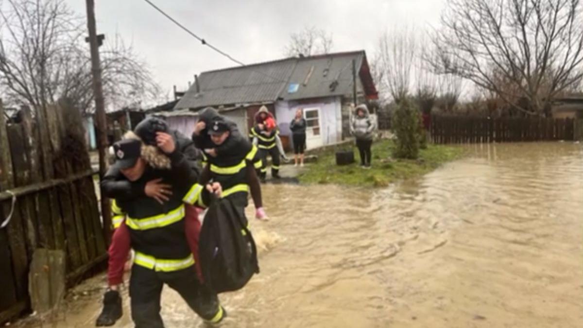ape prapad judete blocat autostrada a1 pompieri scos in carca sinistrati hunedoara