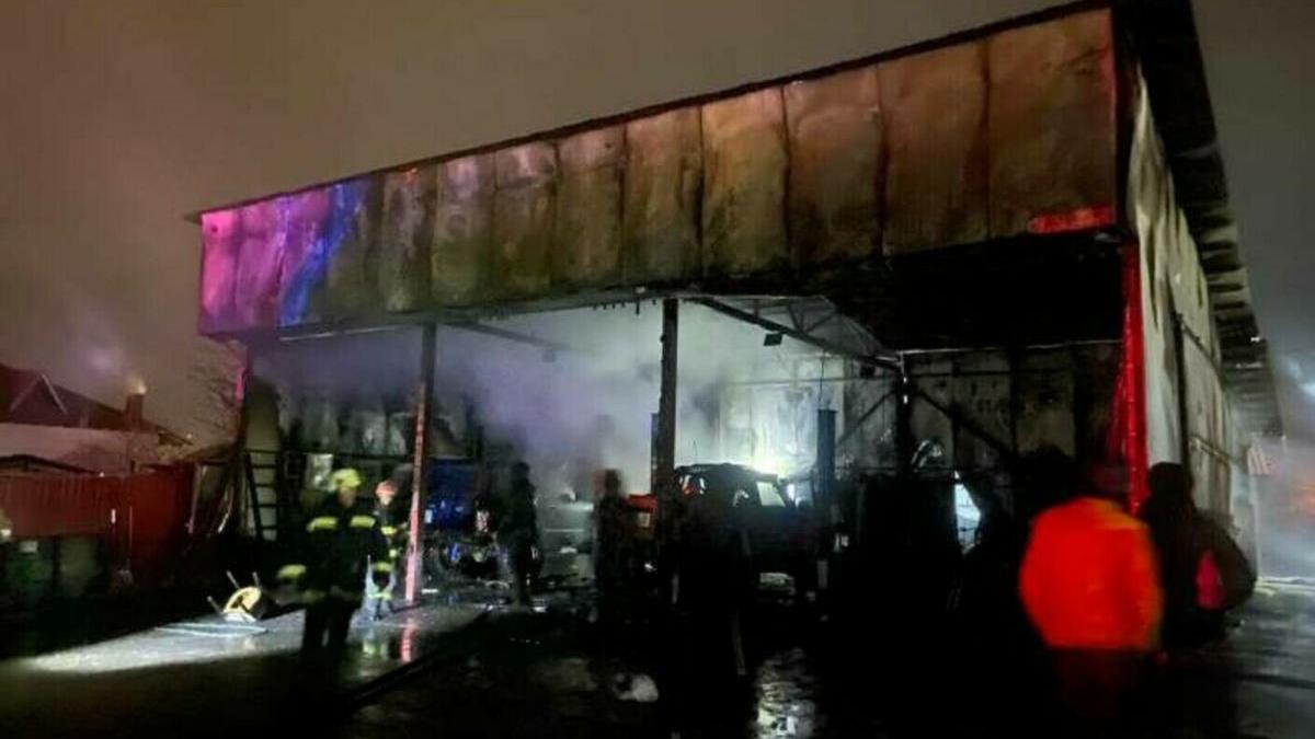 Incendiu puternic la un service auto din Curtea de Argeș. Două mașini au fost distruse de flăcări
