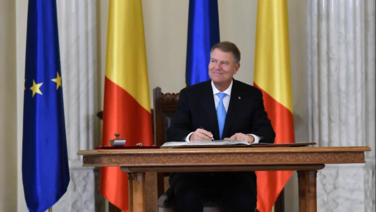 barbat constanta stilou documente oficiale cadou