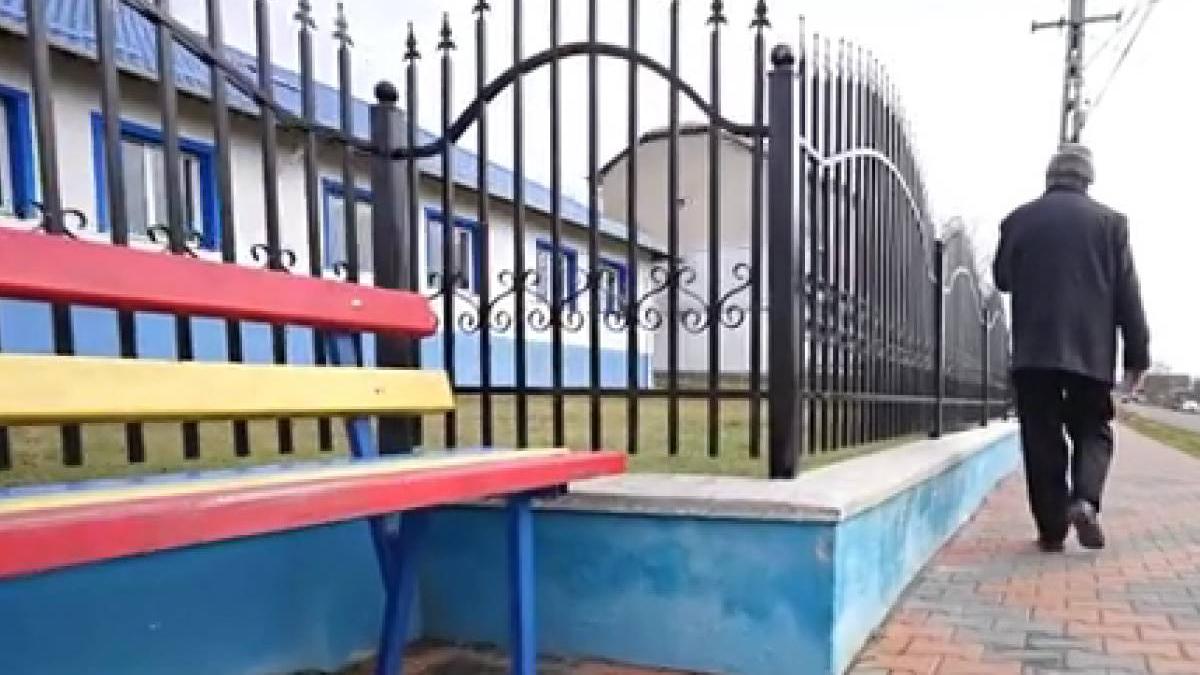 comuna romania primar vopsit banci cosuri gunoi culori nationale leorda botosani