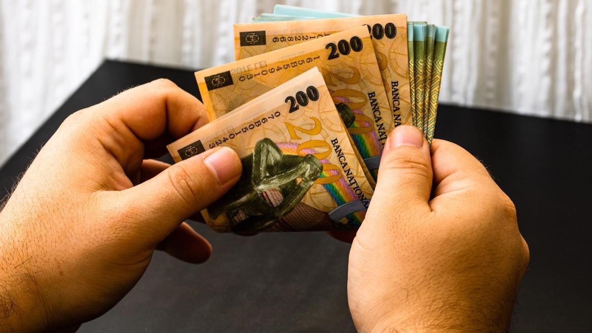 Românii al căror salariu va fi format din parte fixă și parte variabilă, potrivit noii legi a salarizării: ”În această situație venitul va scădea!”