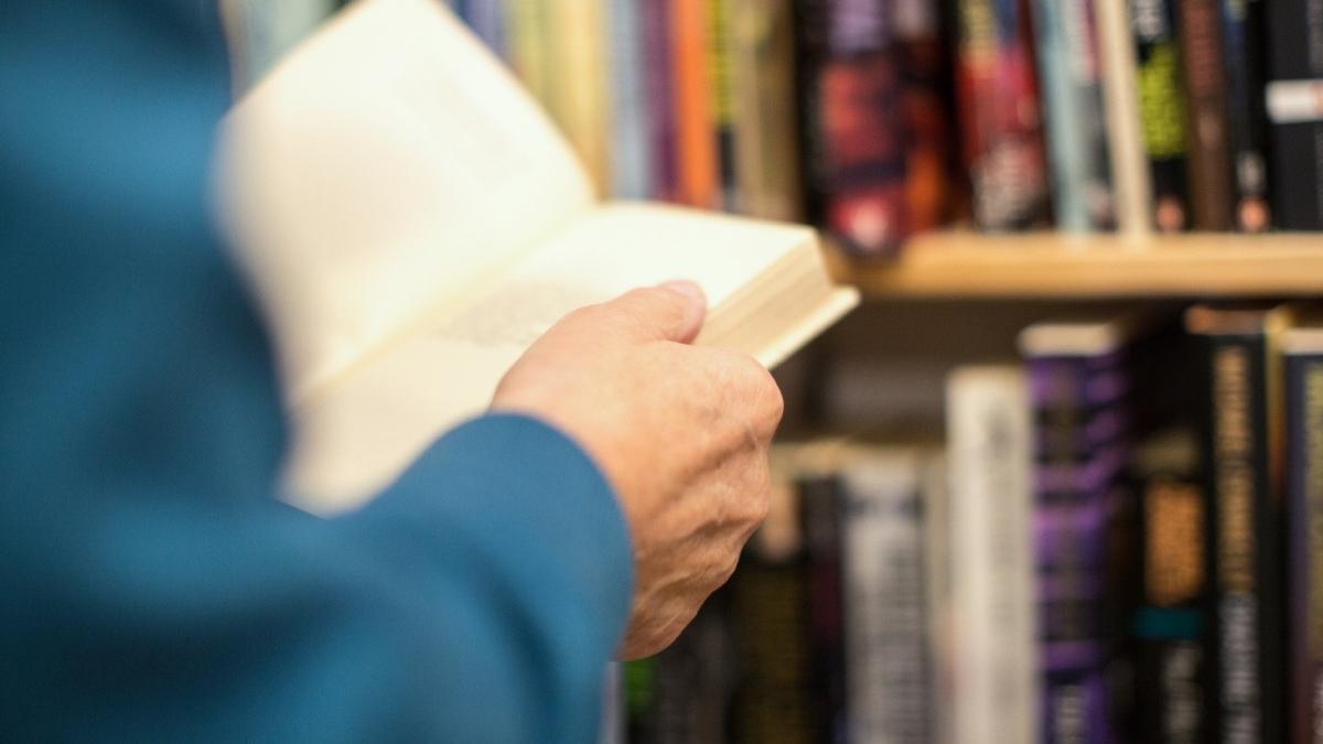 scriitor din deva reclamat asociatia de proprietari greutate carti prabusire bloc