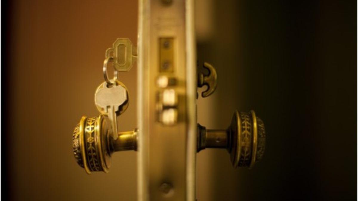 somnul cu usa inchisa la dormitor